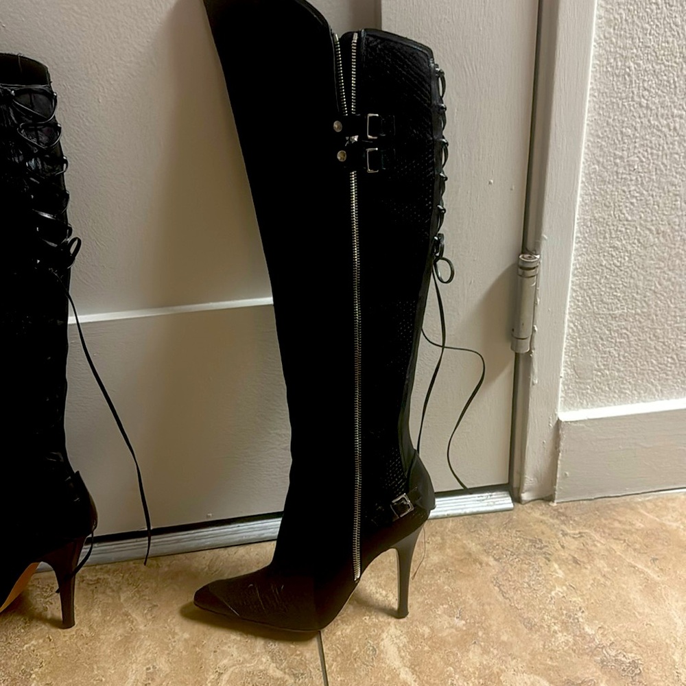 GIUSEPPE ZANOTI-esque, VINTAGE, VOGUE 2000’s 

MAKE A STATEMENT: RARE GEM